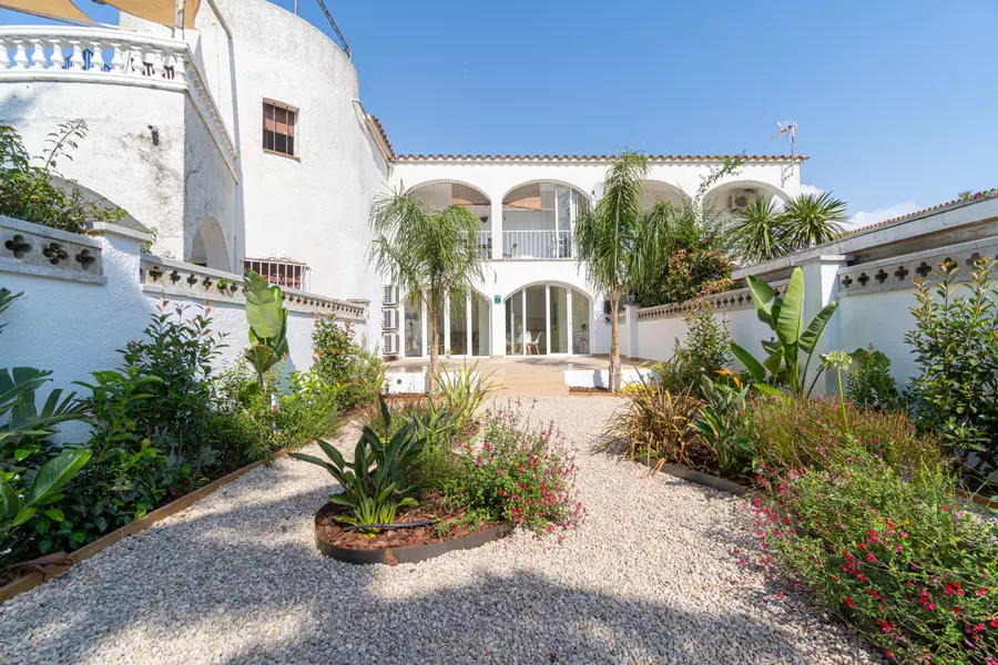 Komplett renovierte Luxuswohnung 100 m vom Strand mit privatem Garten und 2 Parkplätzen.