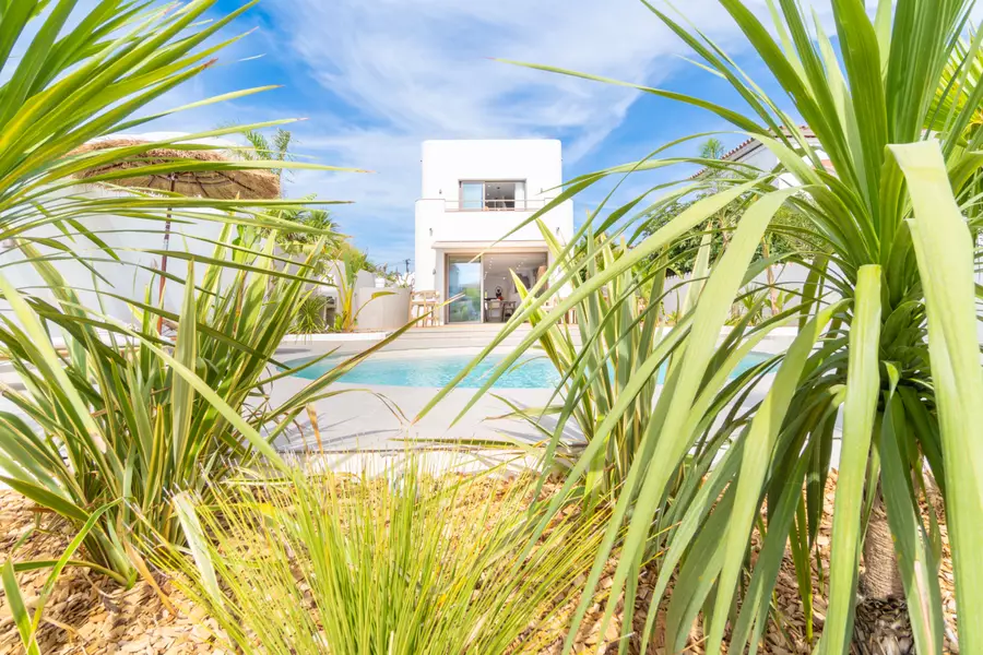 En venda, exclusiva casa dissenyada per arquitecte, canal Segre