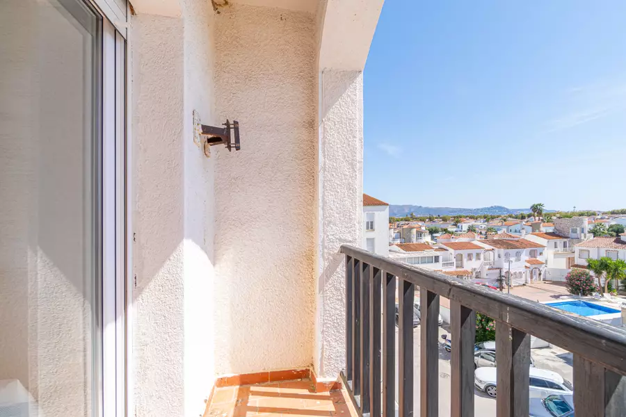 Apartament amb 3 habitacions y llicencia turística.