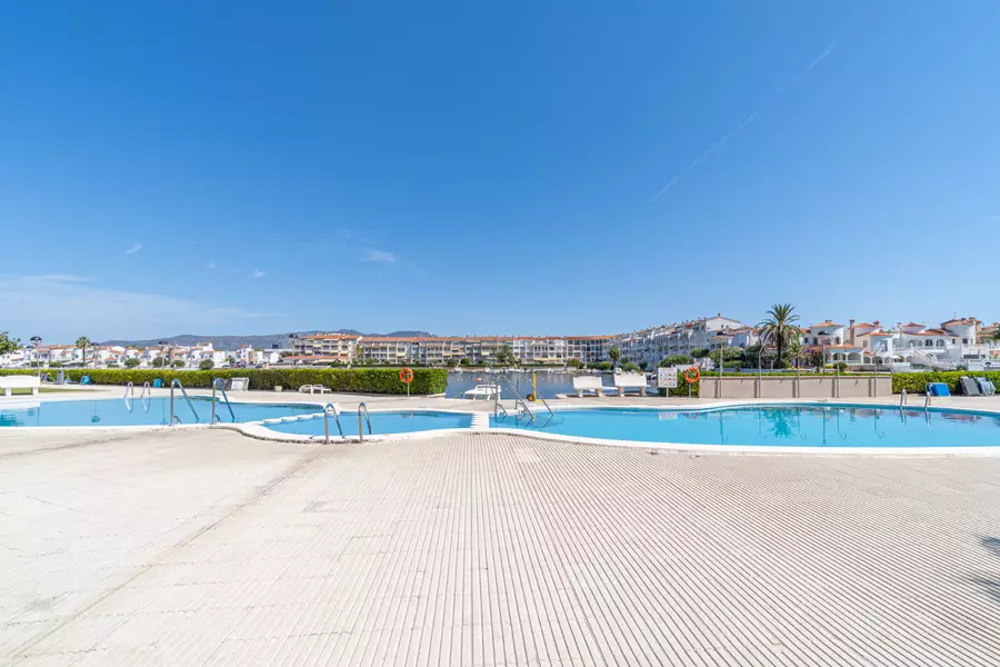 Apartament amb 3 habitacions y llicencia turística.