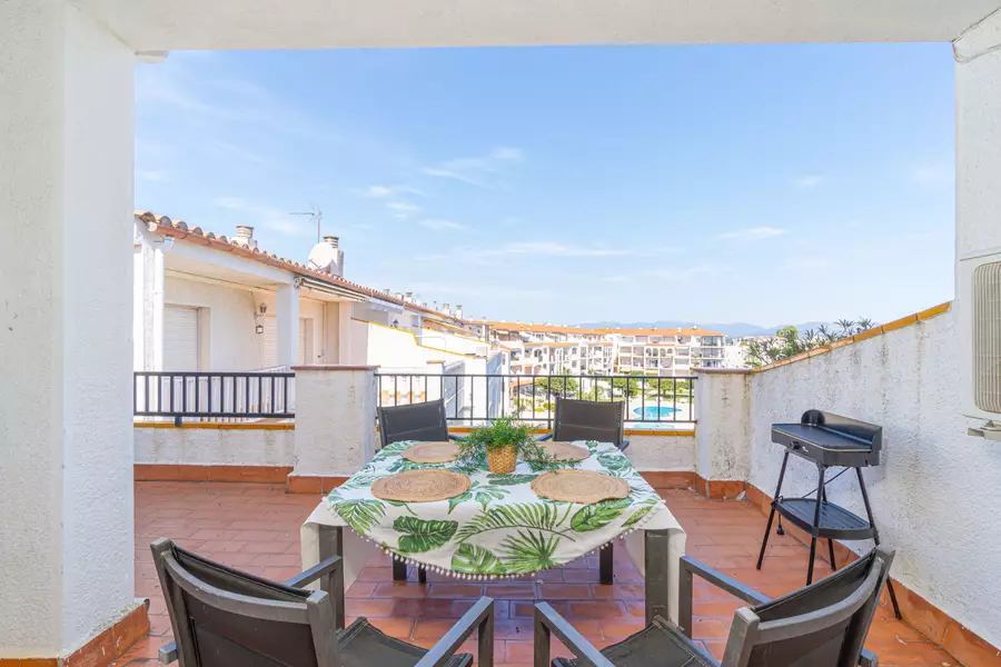Apartament amb 3 habitacions y llicencia turística.