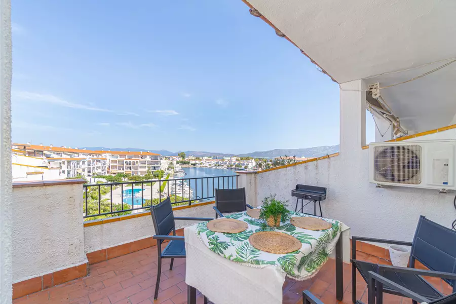 Apartament amb 3 habitacions y llicencia turística.