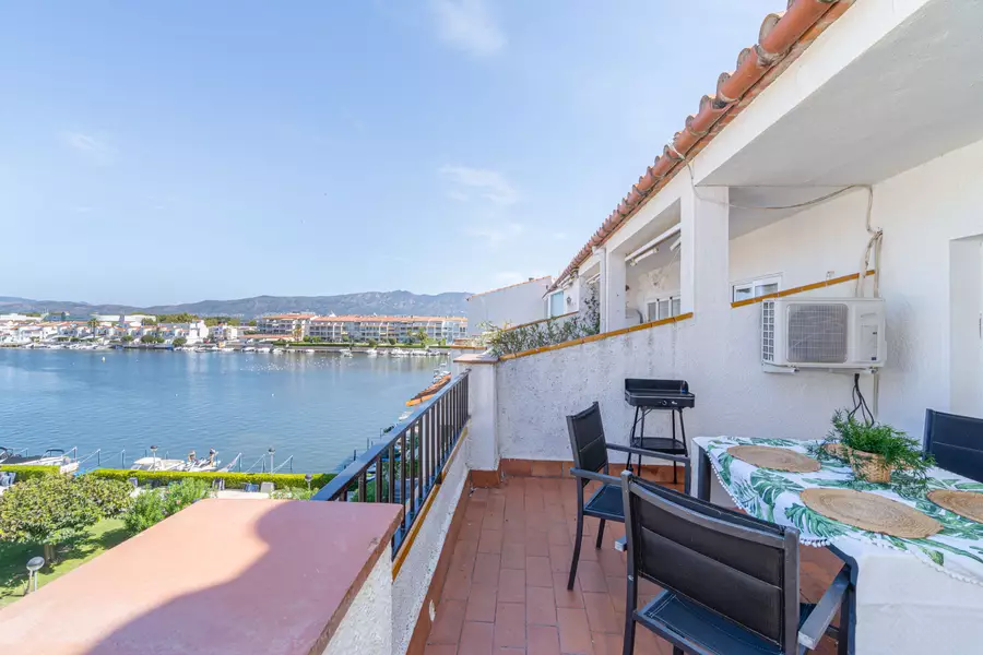 Apartament amb 3 habitacions y llicencia turística.