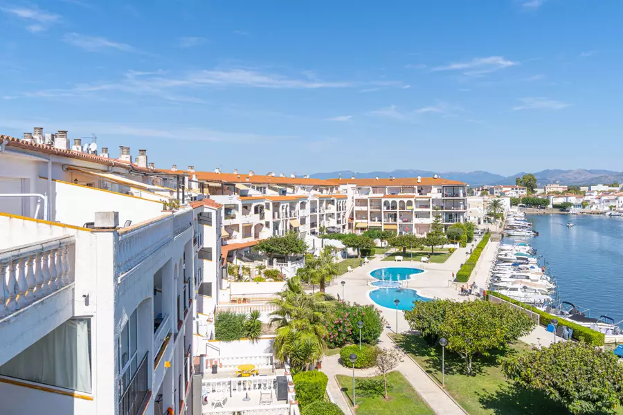 Apartament amb 3 habitacions y llicencia turística.