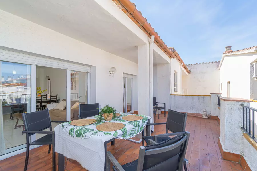 Apartament amb 3 habitacions y llicencia turística.