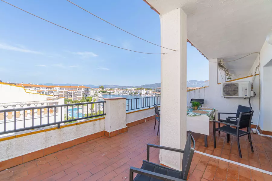 Apartament amb 3 habitacions y llicencia turística.