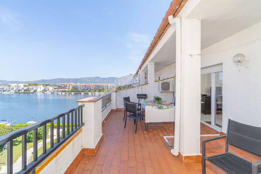 Apartament amb 3 habitacions y llicencia turística.