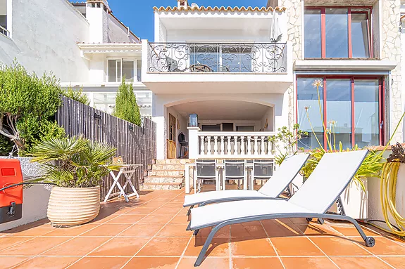 Preciosa casa con licencia turística y amarre privado – sur y playa a pie.
