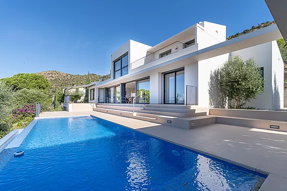 Casa exclusiva amb gran privacitat i vistes panoràmiques.