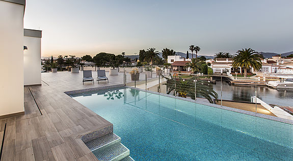 Empuriabrava, en venta exclusiva, elegante y moderna casa con amarre de 28 mts y piscina desbordante
